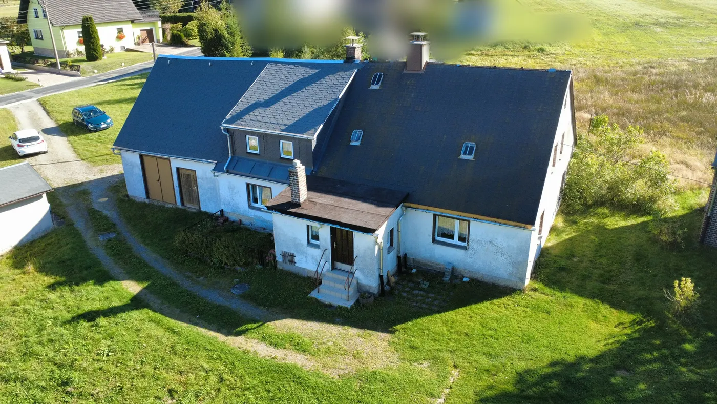 Luftbild des Grundstücks mit grüner Umgebung